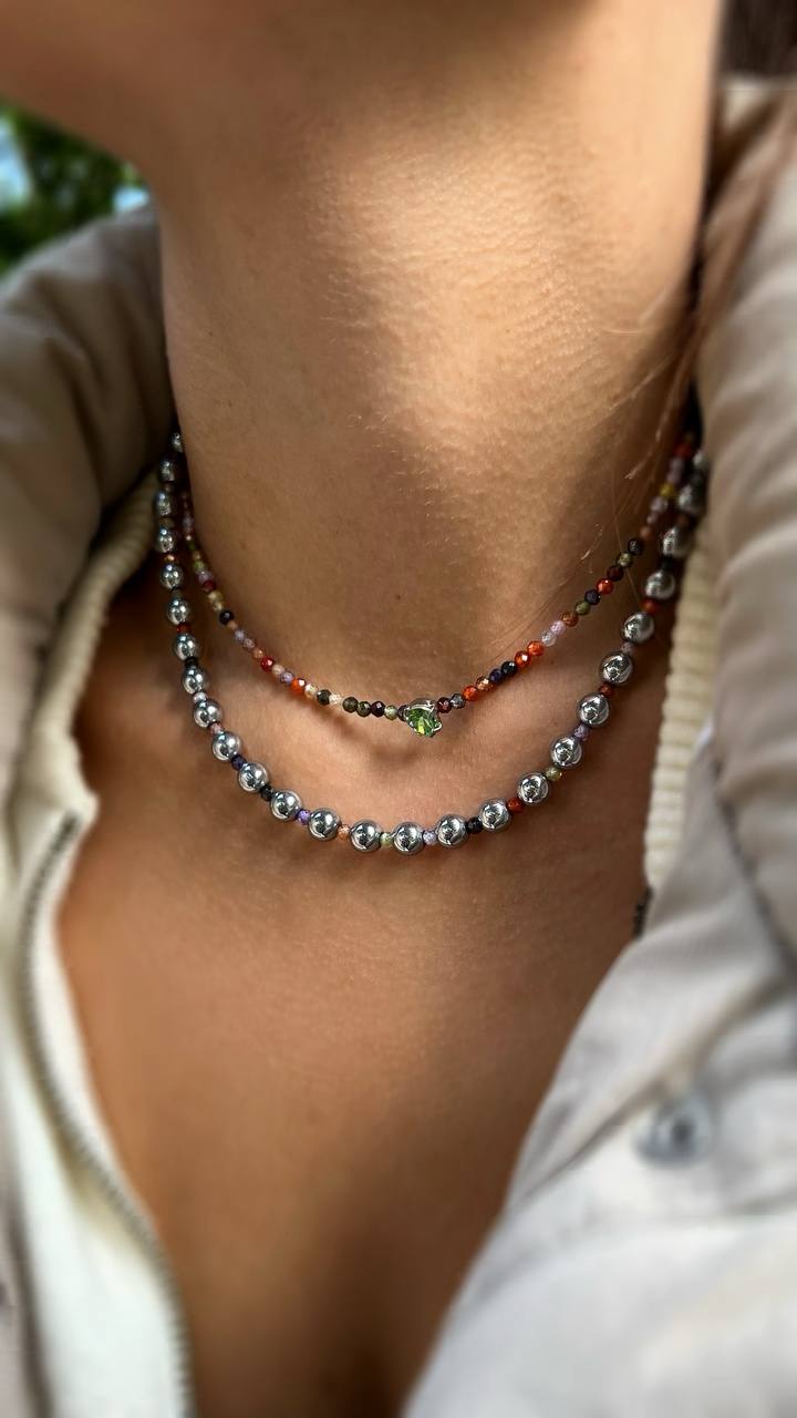 Сет из двух каменных колье с зелёным сердцем